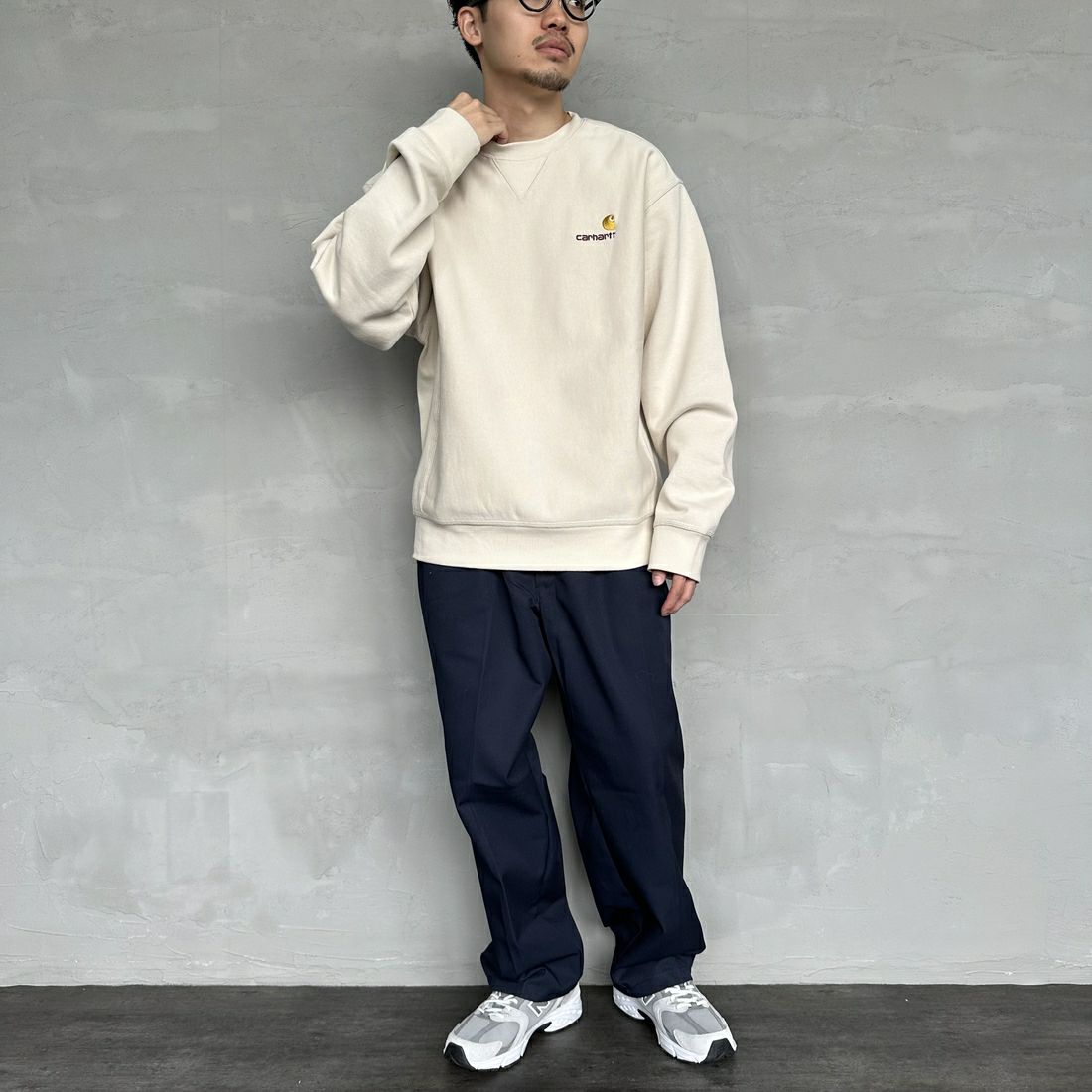 carhartt WIP [カーハートダブリューアイピー] アメリカンスクリプトスウェット [I025475] MOONBEAM &&モデル身長：168cm 着用サイズ：M&&