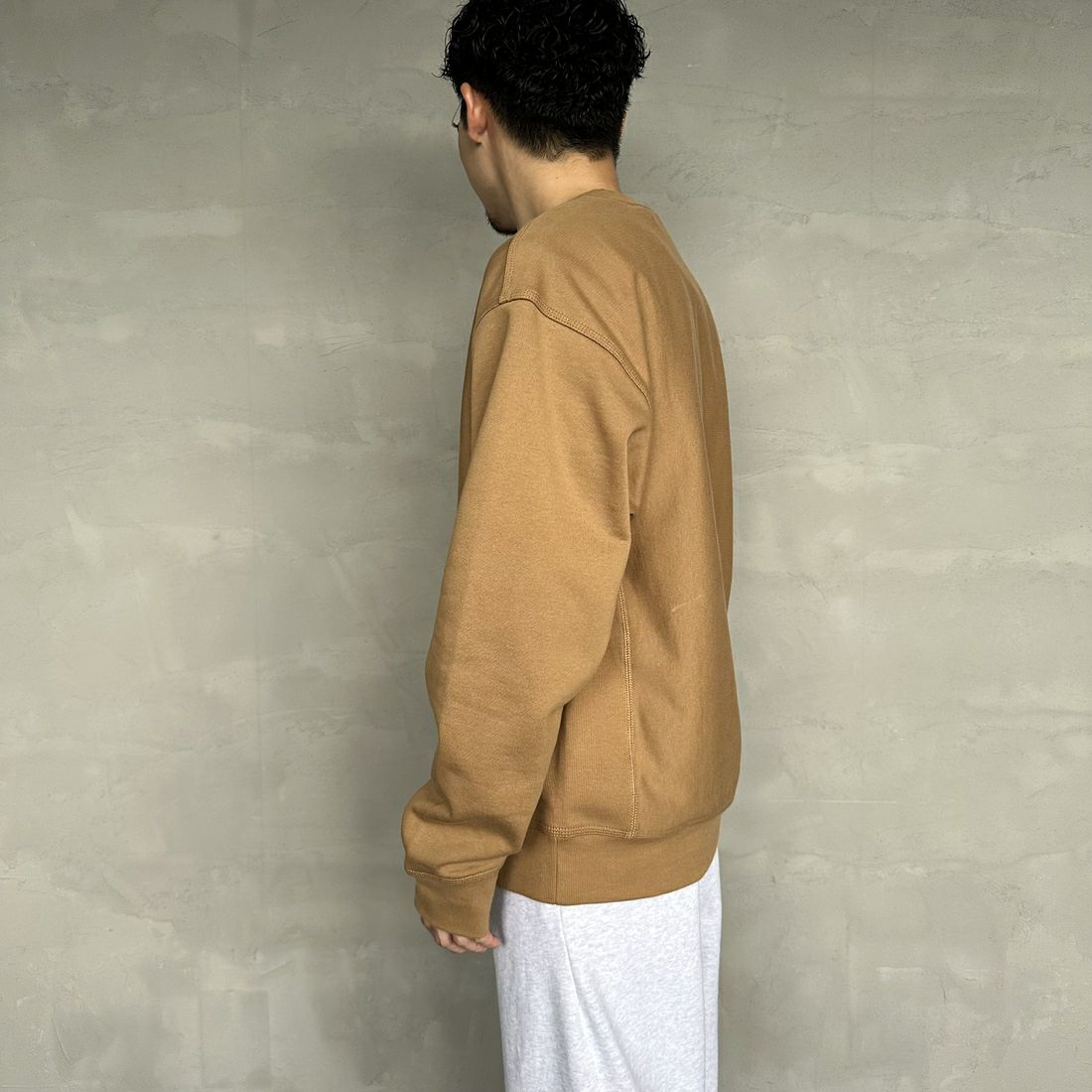 carhartt WIP [カーハートダブリューアイピー] アメリカンスクリプトスウェット [I025475] PEANUT &&モデル身長：168cm 着用サイズ：M&&