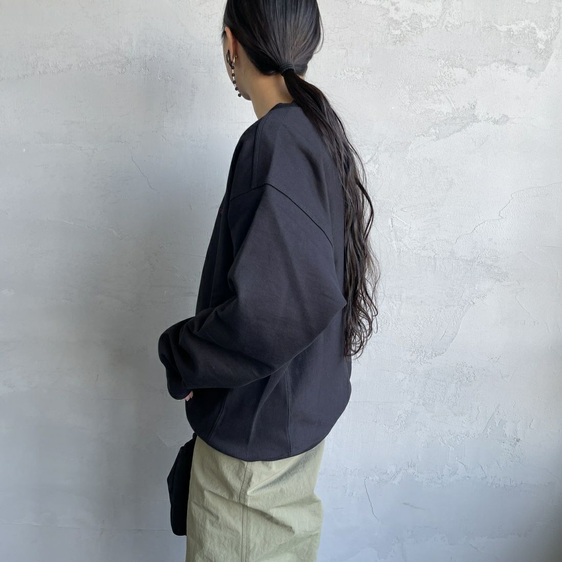carhartt WIP [カーハートダブリューアイピー] アメリカンスクリプトスウェット [I025475] BLACK &&モデル身長：156cm 着用サイズ：S&&