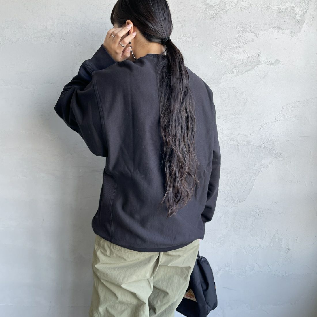carhartt WIP [カーハートダブリューアイピー] アメリカンスクリプトスウェット [I025475] BLACK &&モデル身長：156cm 着用サイズ：S&&