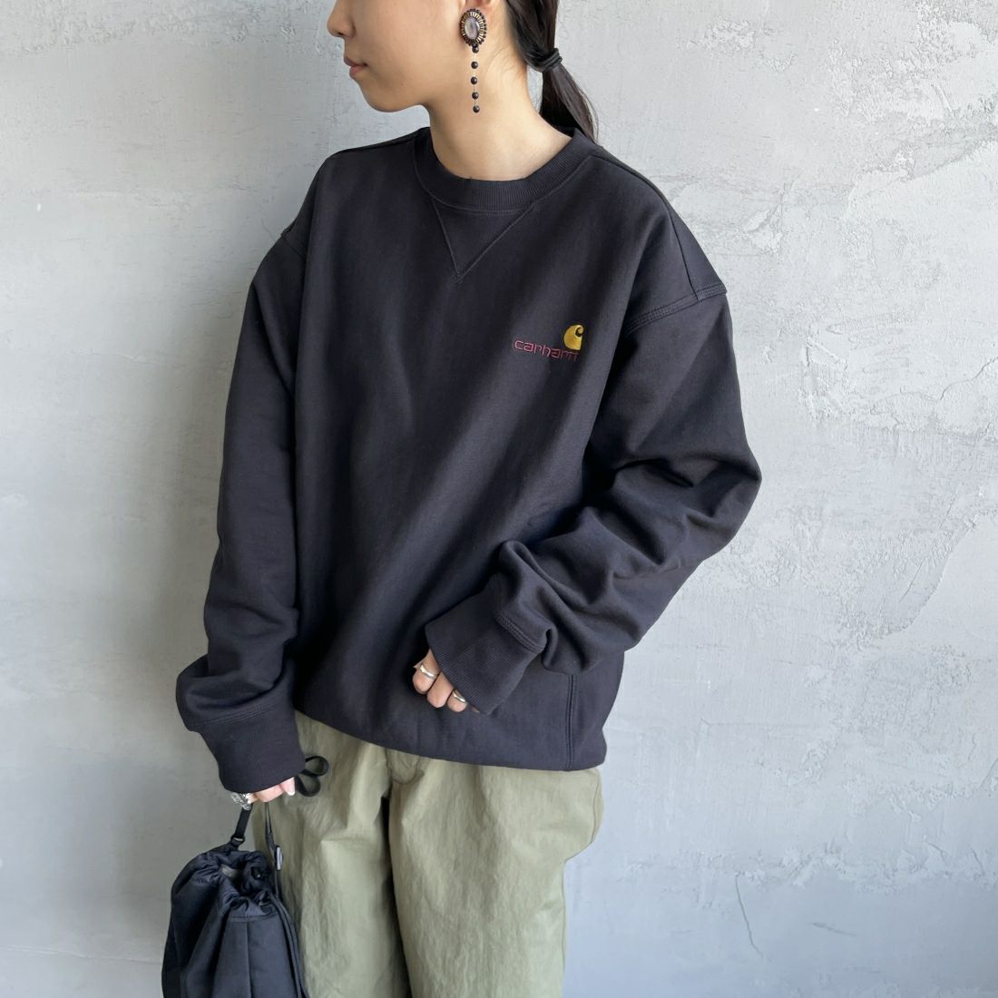 carhartt WIP [カーハートダブリューアイピー] アメリカンスクリプトスウェット [I025475] BLACK &&モデル身長：156cm 着用サイズ：S&&