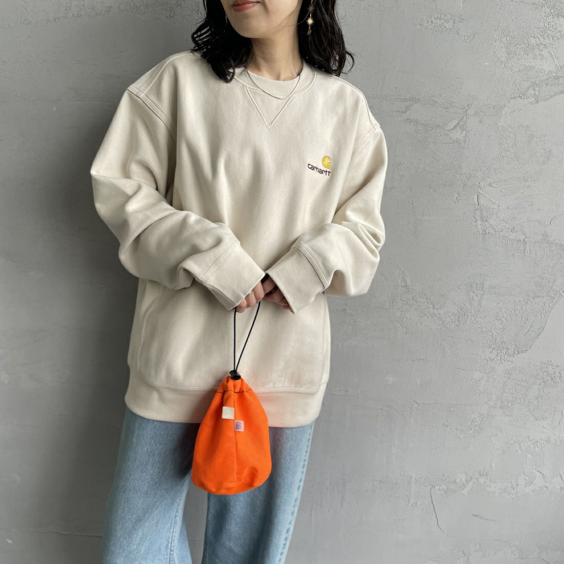 carhartt WIP [カーハートダブリューアイピー] アメリカンスクリプトスウェット [I025475] MOONBEAM &&モデル身長：160cm 着用サイズ：S&&