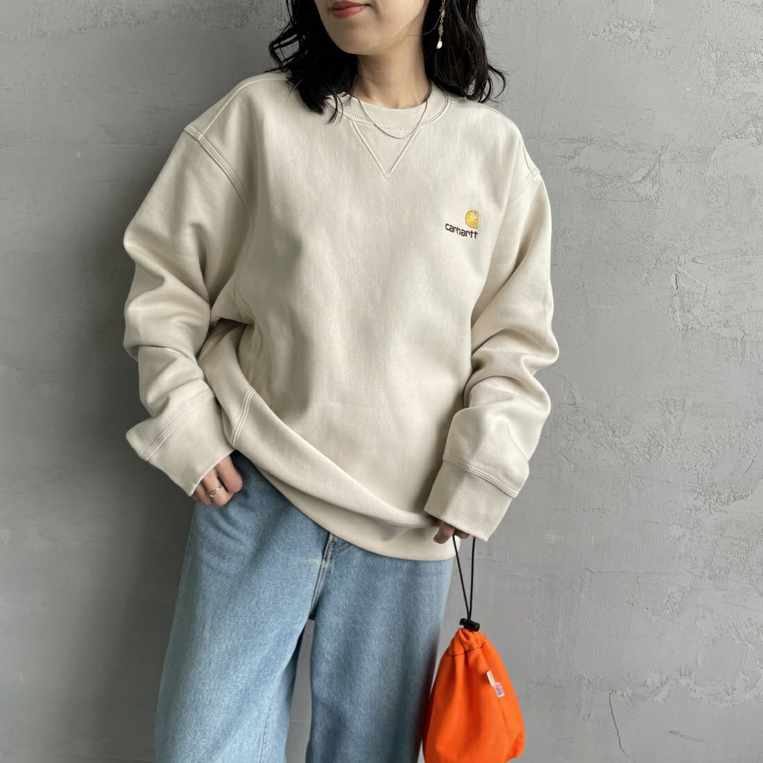 carhartt WIP [カーハートダブリューアイピー] アメリカンスクリプトスウェット [I025475] MOONBEAM &&モデル身長：160cm 着用サイズ：S&&