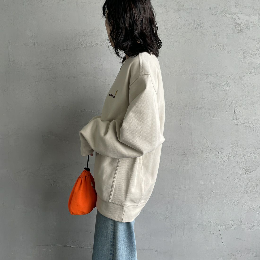 carhartt WIP [カーハートダブリューアイピー] アメリカンスクリプトスウェット [I025475] MOONBEAM &&モデル身長：160cm 着用サイズ：S&&