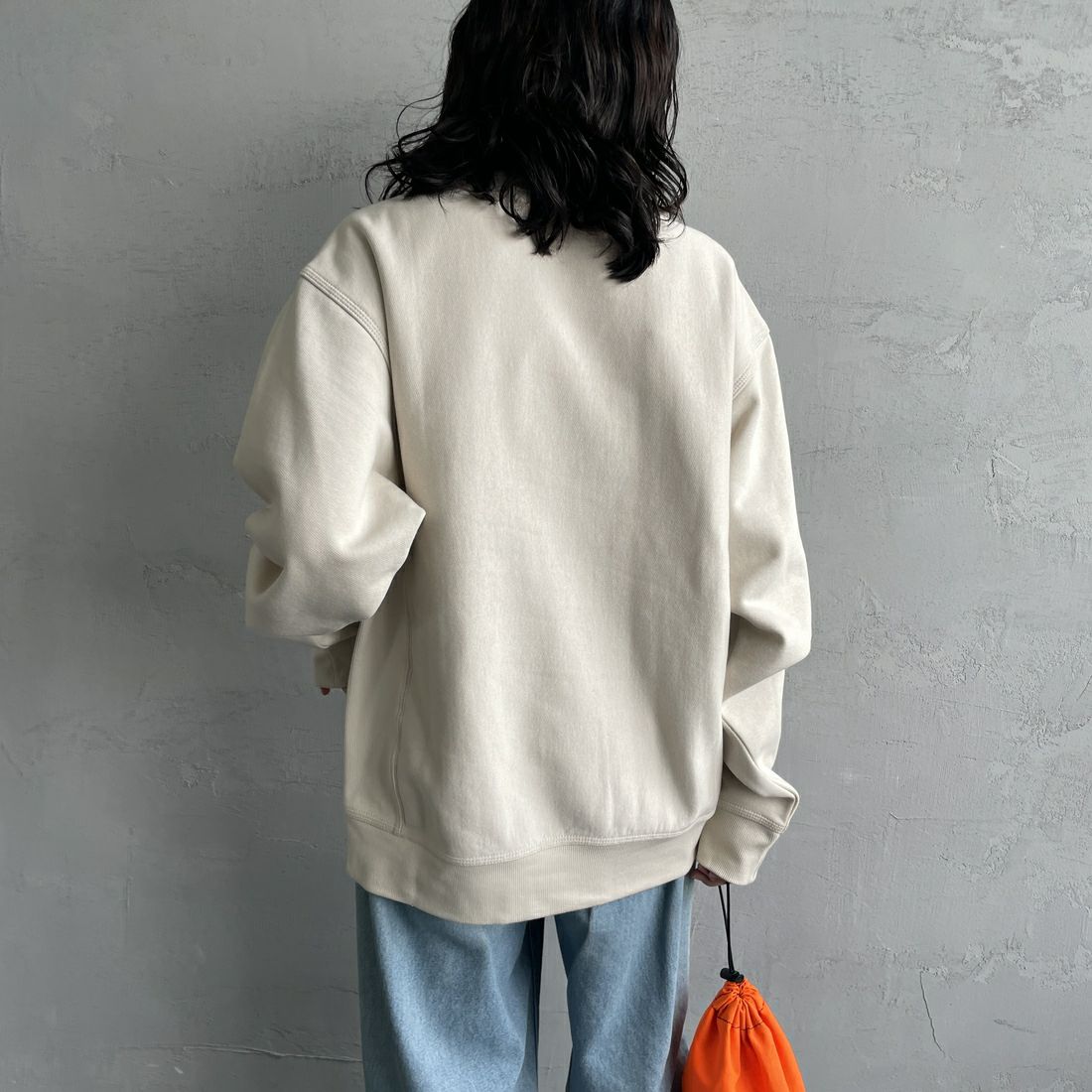 carhartt WIP [カーハートダブリューアイピー] アメリカンスクリプトスウェット [I025475] MOONBEAM &&モデル身長：160cm 着用サイズ：S&&