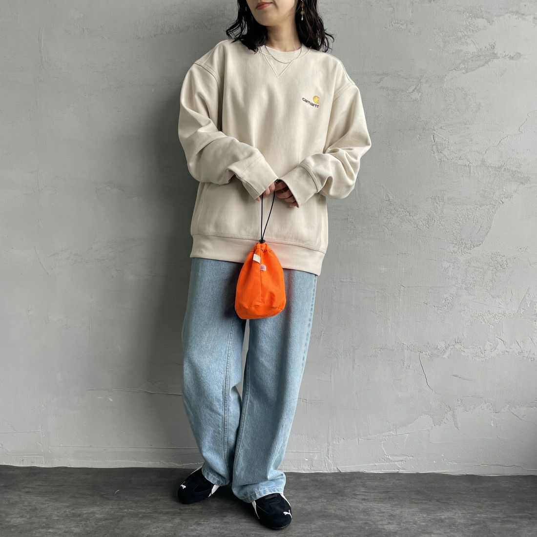 carhartt WIP [カーハートダブリューアイピー] アメリカンスクリプトスウェット [I025475] MOONBEAM &&モデル身長：160cm 着用サイズ：S&&