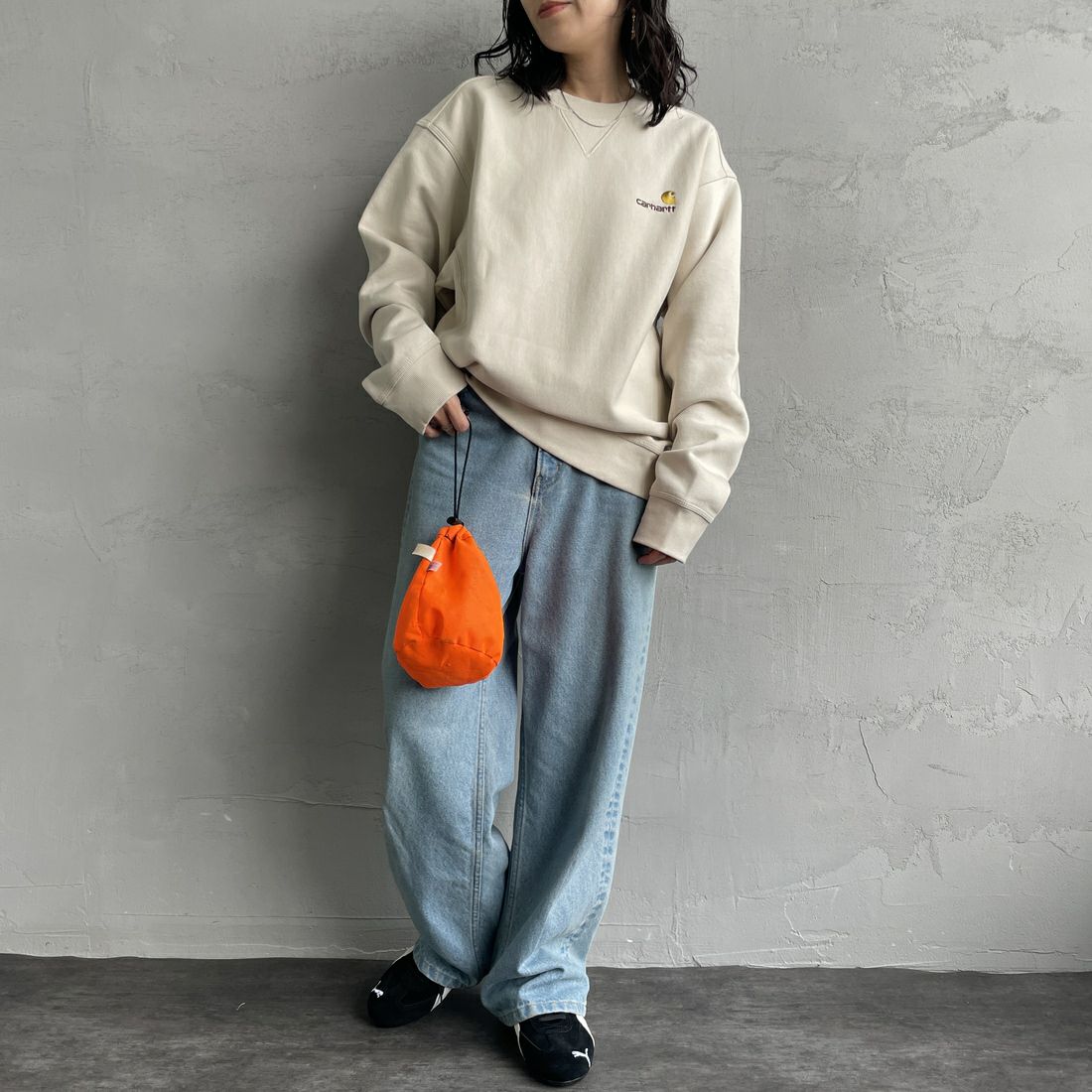 carhartt WIP [カーハートダブリューアイピー] アメリカンスクリプトスウェット [I025475] MOONBEAM &&モデル身長：160cm 着用サイズ：S&&