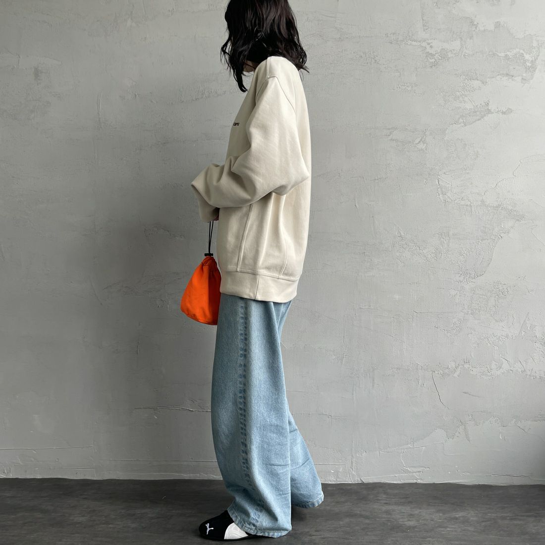 carhartt WIP [カーハートダブリューアイピー] アメリカンスクリプトスウェット [I025475] MOONBEAM &&モデル身長：160cm 着用サイズ：S&&