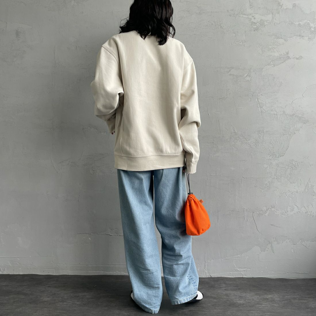 carhartt WIP [カーハートダブリューアイピー] アメリカンスクリプトスウェット [I025475] MOONBEAM &&モデル身長：160cm 着用サイズ：S&&