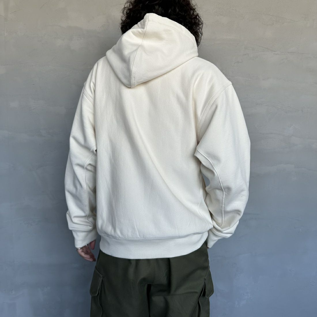 carhartt WIP [カーハートダブリューアイピー] フーデッドアメリカンスクリプトスウェットシャツ [I028279] NATURAL&&モデル身長：173cm 着用サイズ：M&&