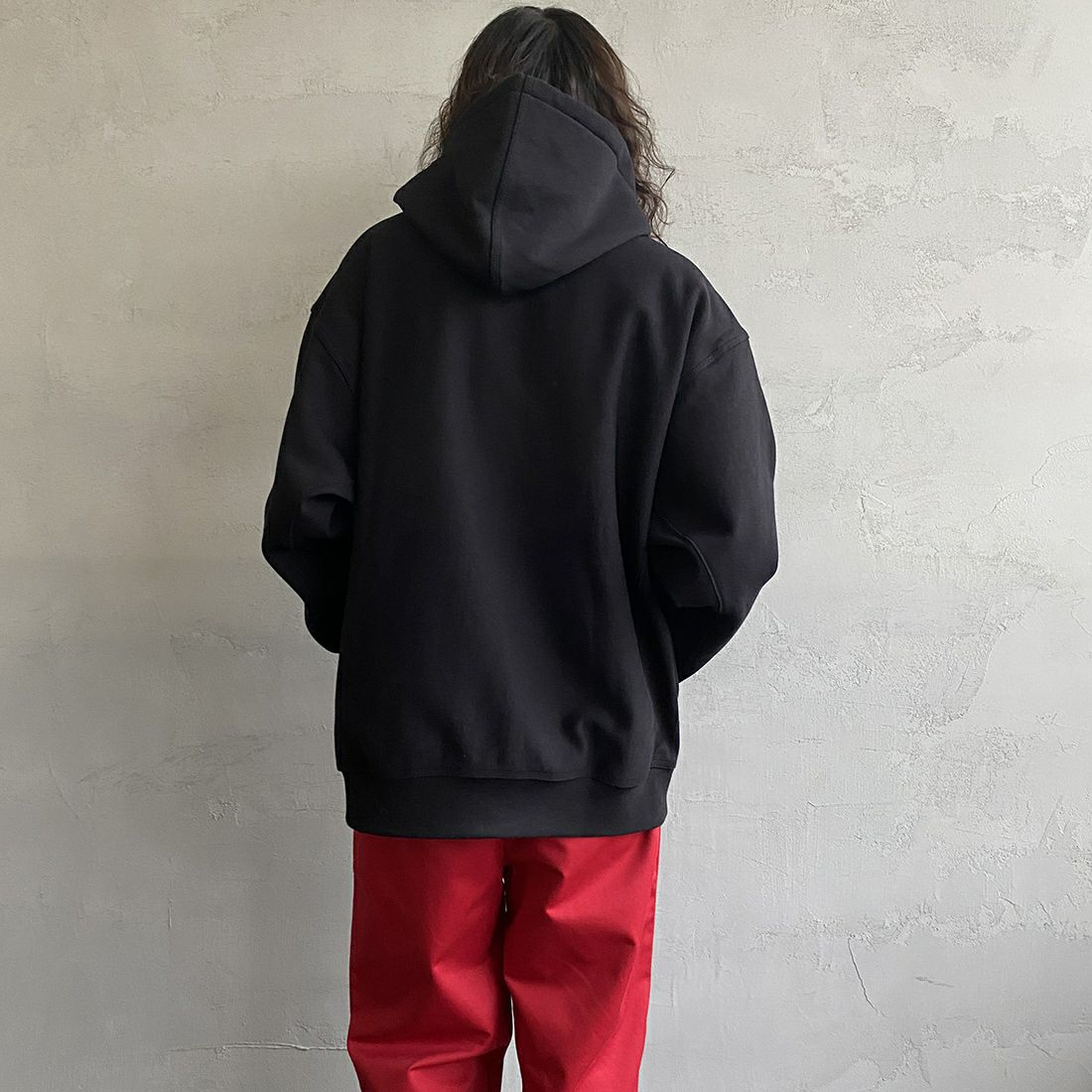 carhartt WIP [カーハートダブリューアイピー] フーデッドアメリカンスクリプトスウェットシャツ [I028279] BLACK&&モデル身長：173cm 着用サイズ：XL&&