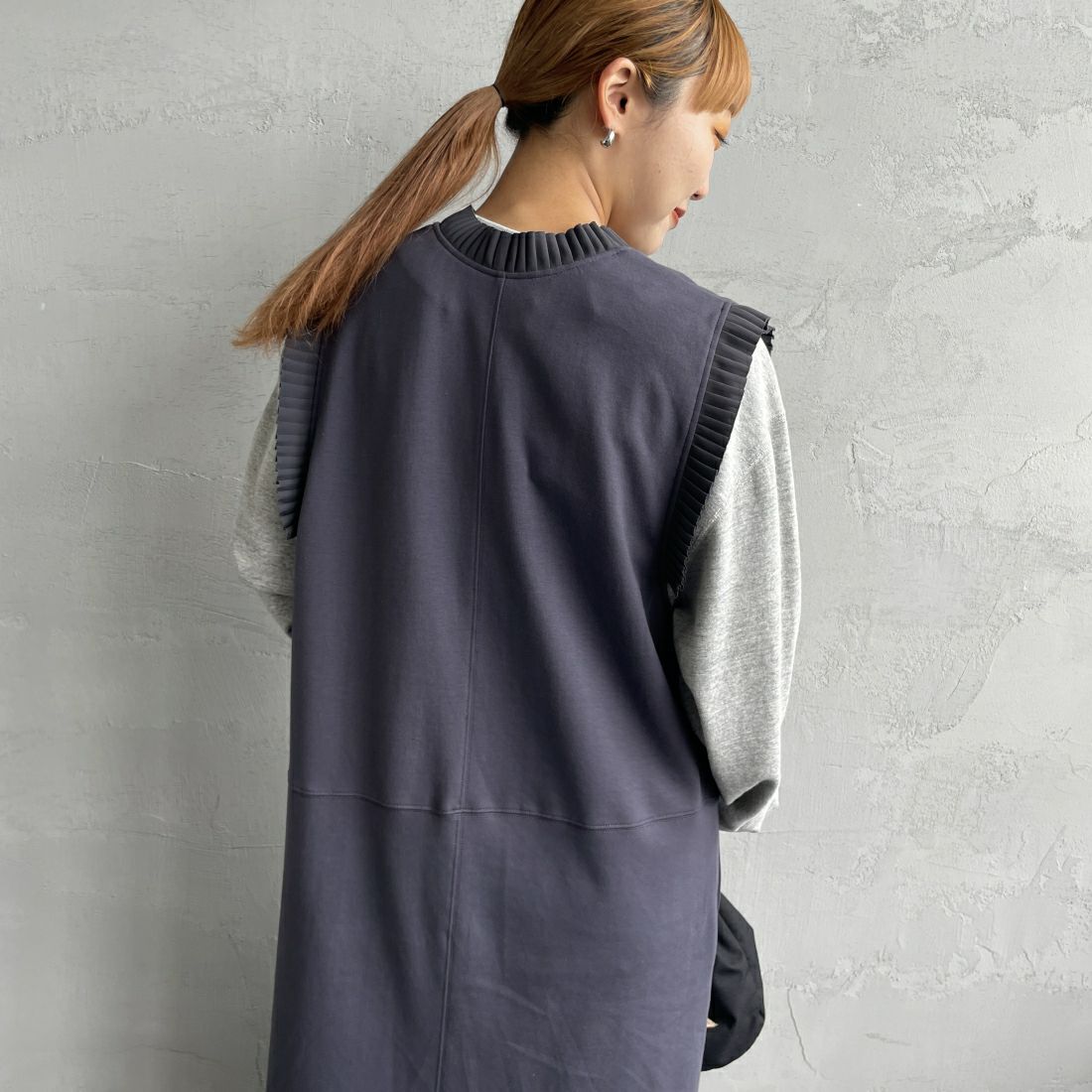 USINE [ユジーヌ] プリーツカットソージャンスカ [2410401] CHARCOAL &&モデル身長：156cm 着用サイズ：F&&