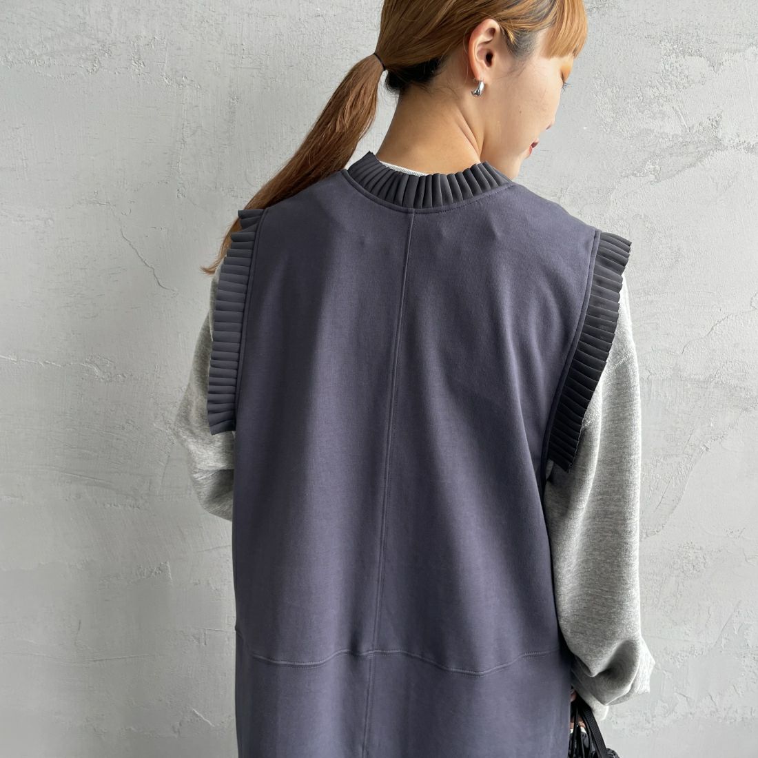 USINE [ユジーヌ] プリーツカットソージャンスカ [2410401] CHARCOAL &&モデル身長：156cm 着用サイズ：F&&