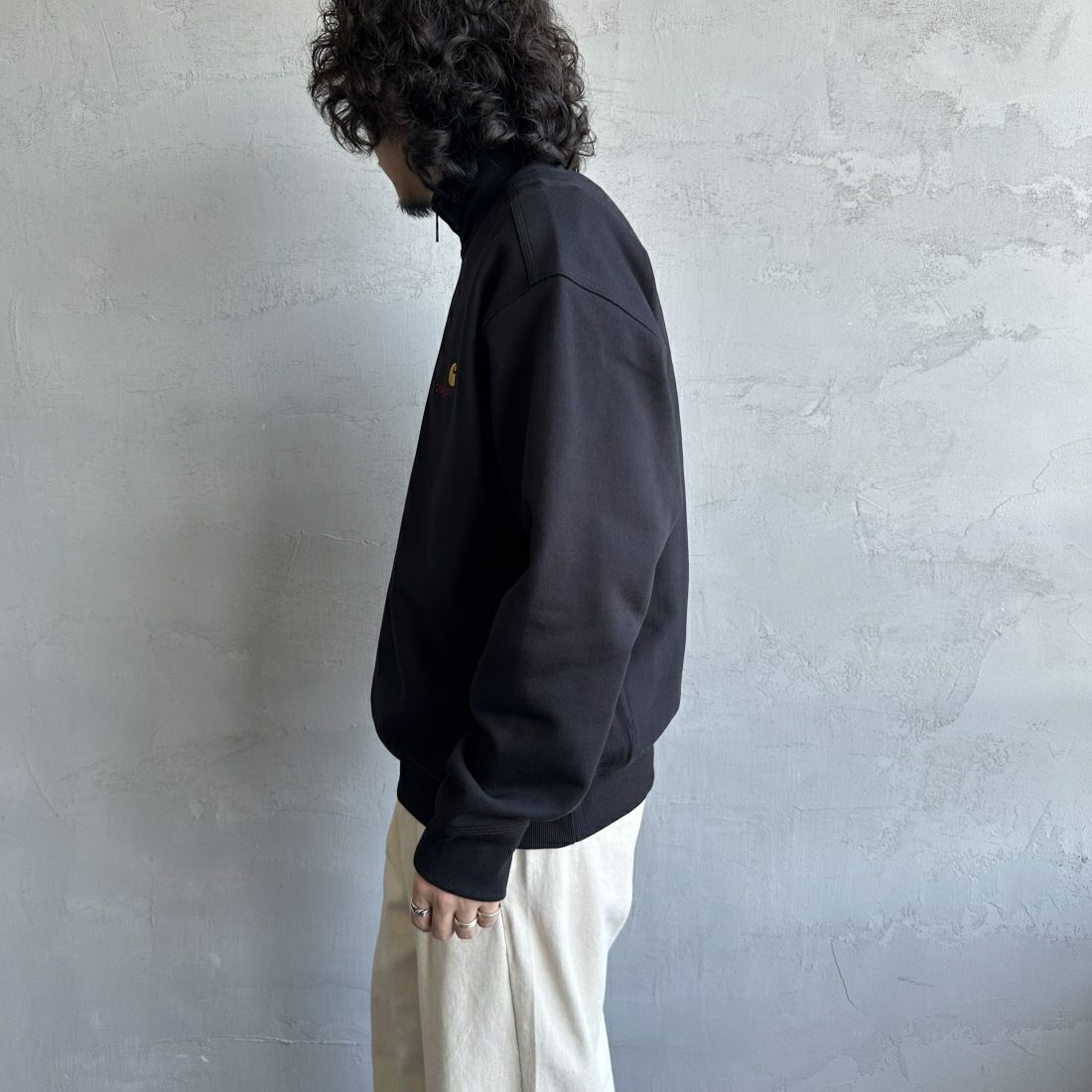carhartt WIP [カーハートダブリューアイピー] ハーフジップアメリカンスクリプトスウェットシャツ [I027014] BLACK&&モデル身長：173cm 着用サイズ：M&&