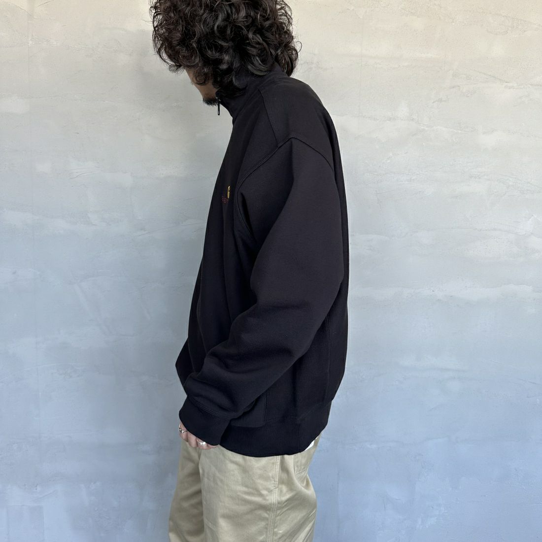 carhartt WIP [カーハートダブリューアイピー] ハーフジップアメリカンスクリプトスウェットシャツ [I027014] BLACK&&モデル身長：173cm 着用サイズ：L&&
