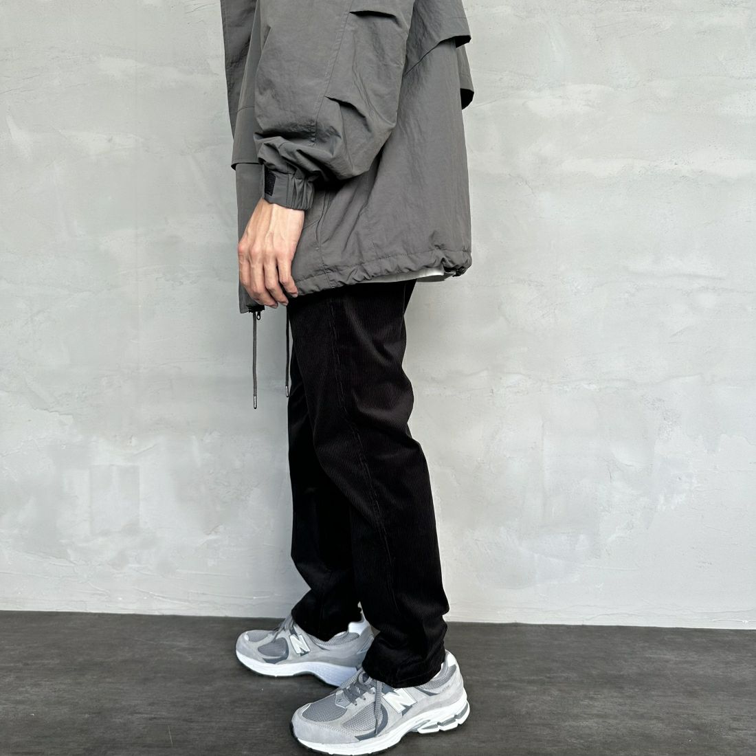 GRAMiCCi [グラミチ] コーデュロイ クロップドNNパンツ [G2FM-P005] BLACK&&モデル身長：168cm 着用サイズ：M&&