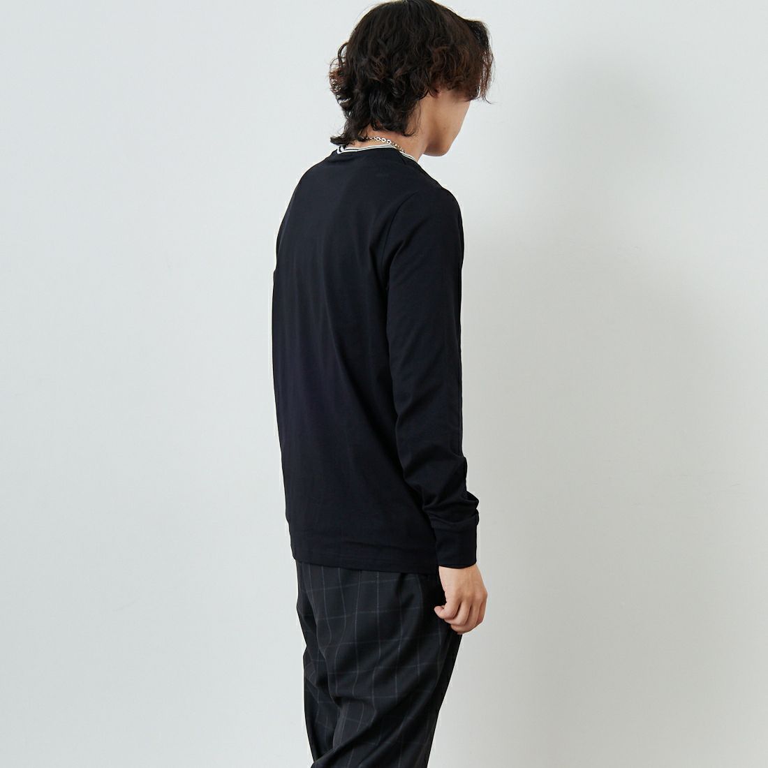FRED PERRY [フレッドペリー] ティップライン ワンポイント刺繍Tシャツ [M9602] 102 BLACK &&モデル身長：179cm 着用サイズ：M&&
