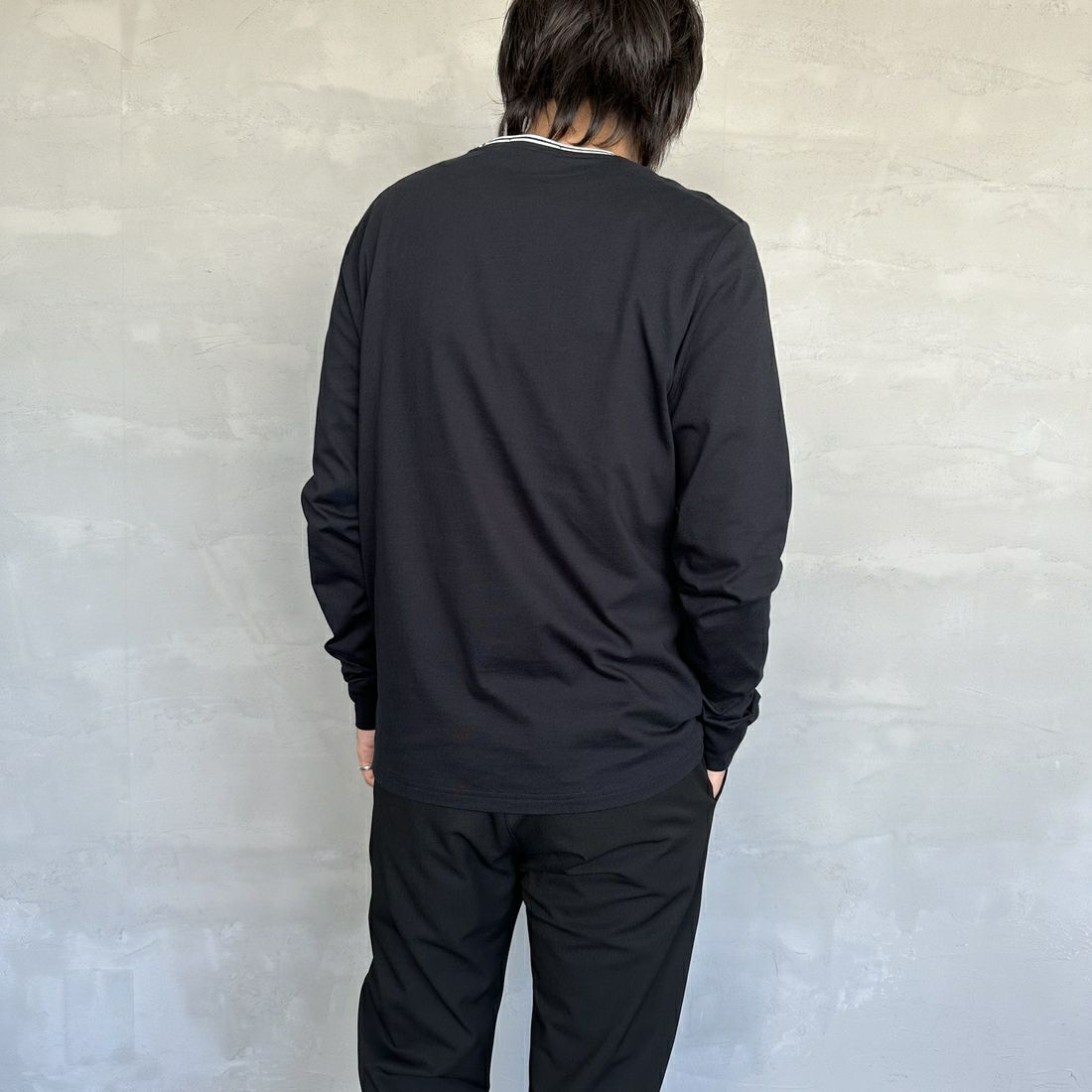 FRED PERRY [フレッドペリー] ティップライン ワンポイント刺繍Tシャツ [M9602] 102 BLACK&&モデル身長：173cm 着用サイズ：M&&