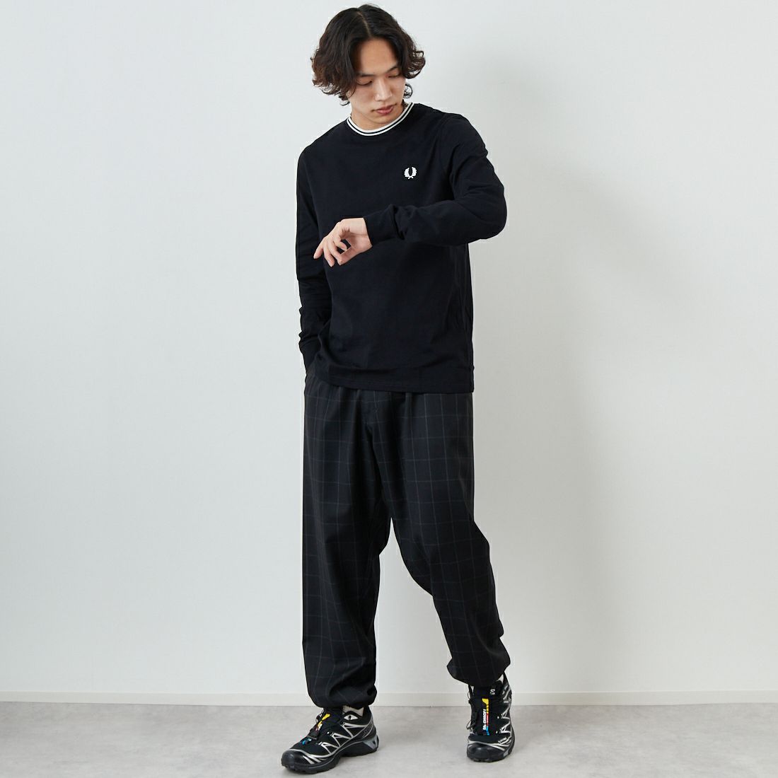 FRED PERRY [フレッドペリー] ティップライン ワンポイント刺繍Tシャツ [M9602] 102 BLACK &&モデル身長：179cm 着用サイズ：M&&