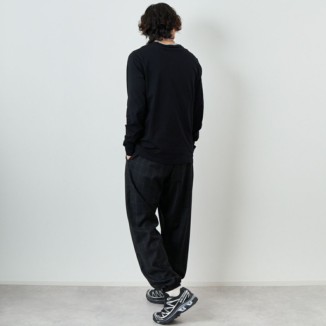 FRED PERRY [フレッドペリー] ティップライン ワンポイント刺繍Tシャツ [M9602] 102 BLACK &&モデル身長：179cm 着用サイズ：M&&