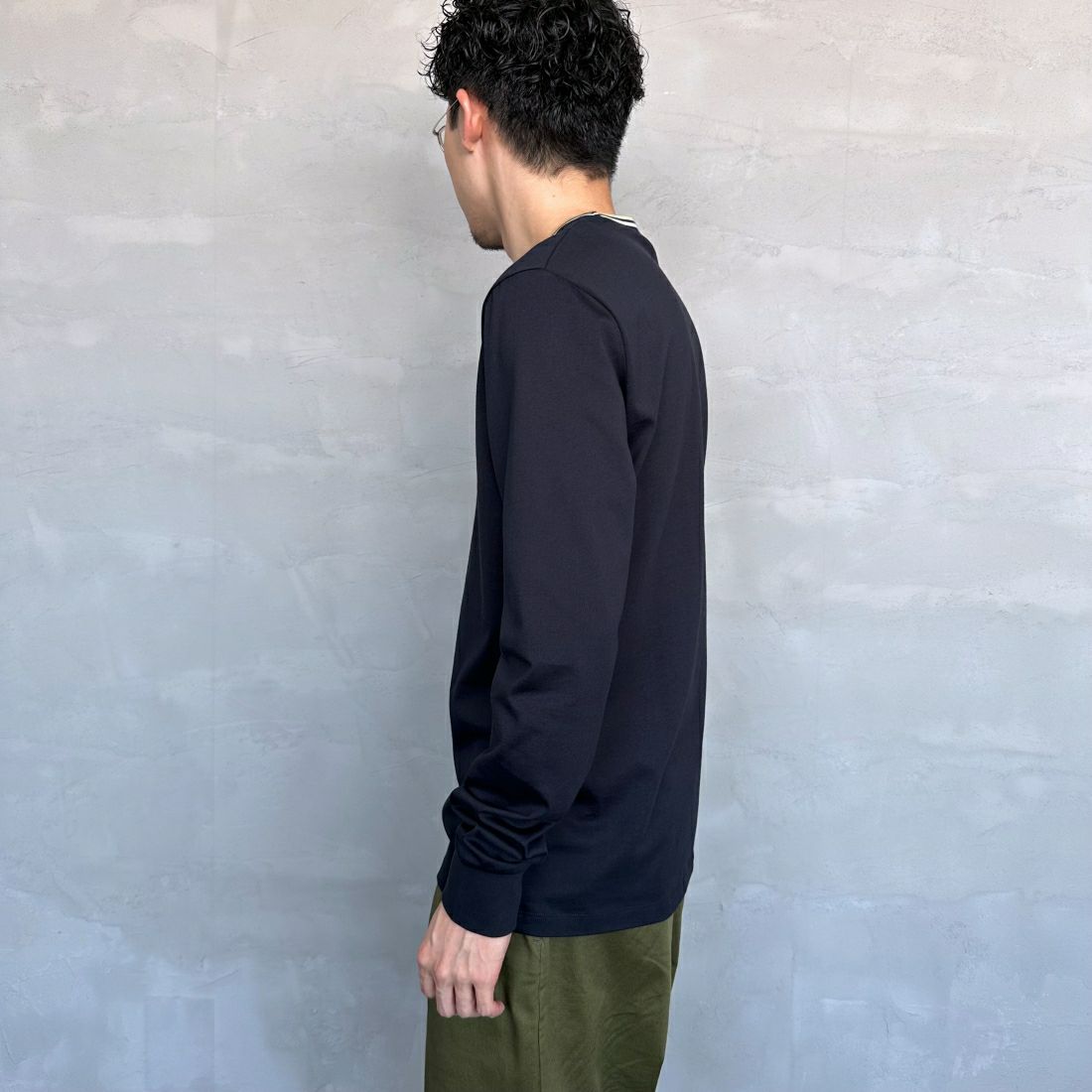 FRED PERRY [フレッドペリー] ティップライン ワンポイント刺繍Tシャツ [M9602] 795 NAVY &&モデル身長：168cm 着用サイズ：M&&