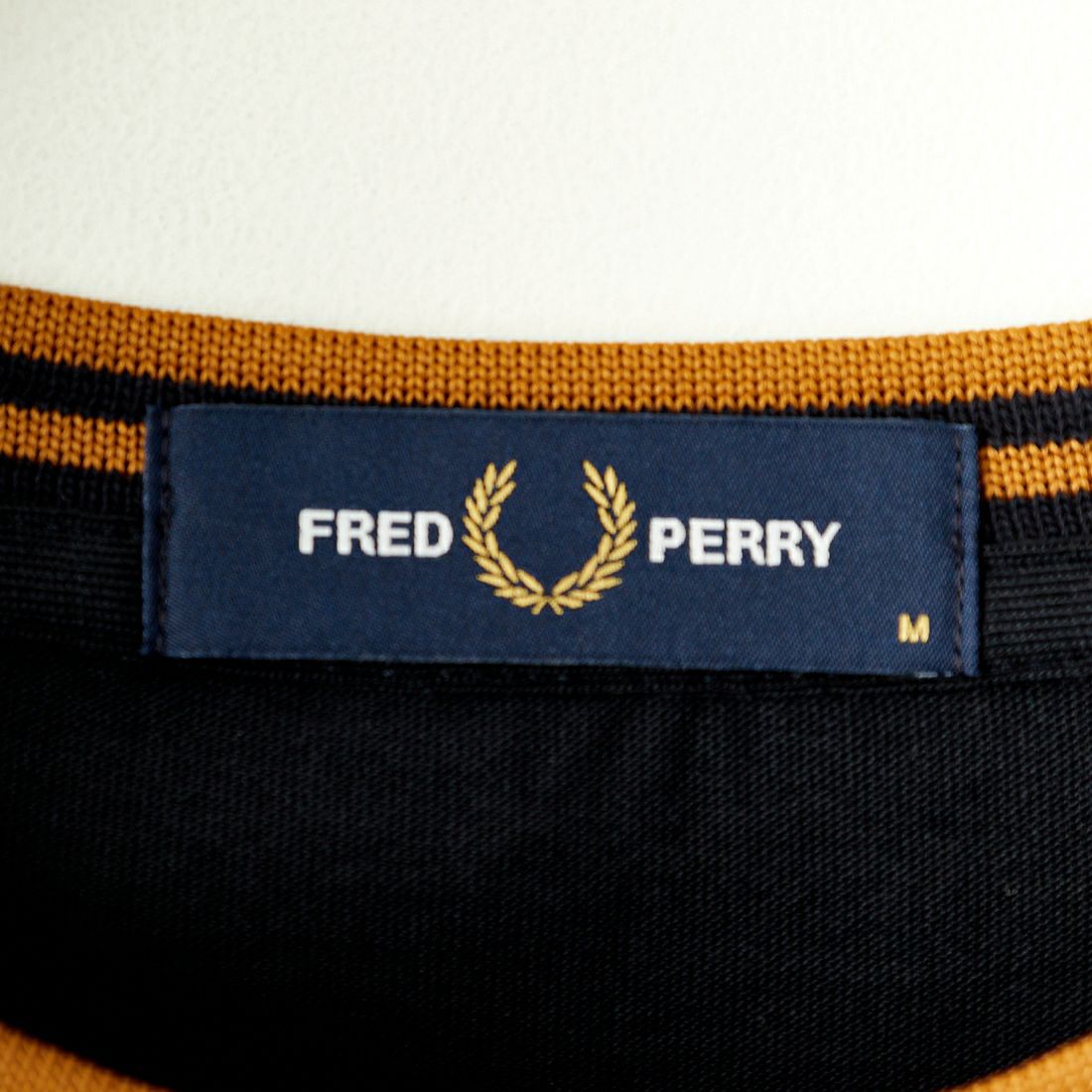 FRED PERRY [フレッドペリー] ティップライン ワンポイント刺繍Tシャツ [M9602] U87 OATMEA &&モデル身長：168cm 着用サイズ：M&&