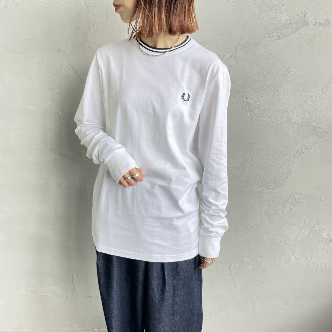 FRED PERRY [フレッドペリー] ティップライン ワンポイント刺繍Tシャツ [M9602] 100 WHITE &&モデル身長：158cm 着用サイズ：S&&