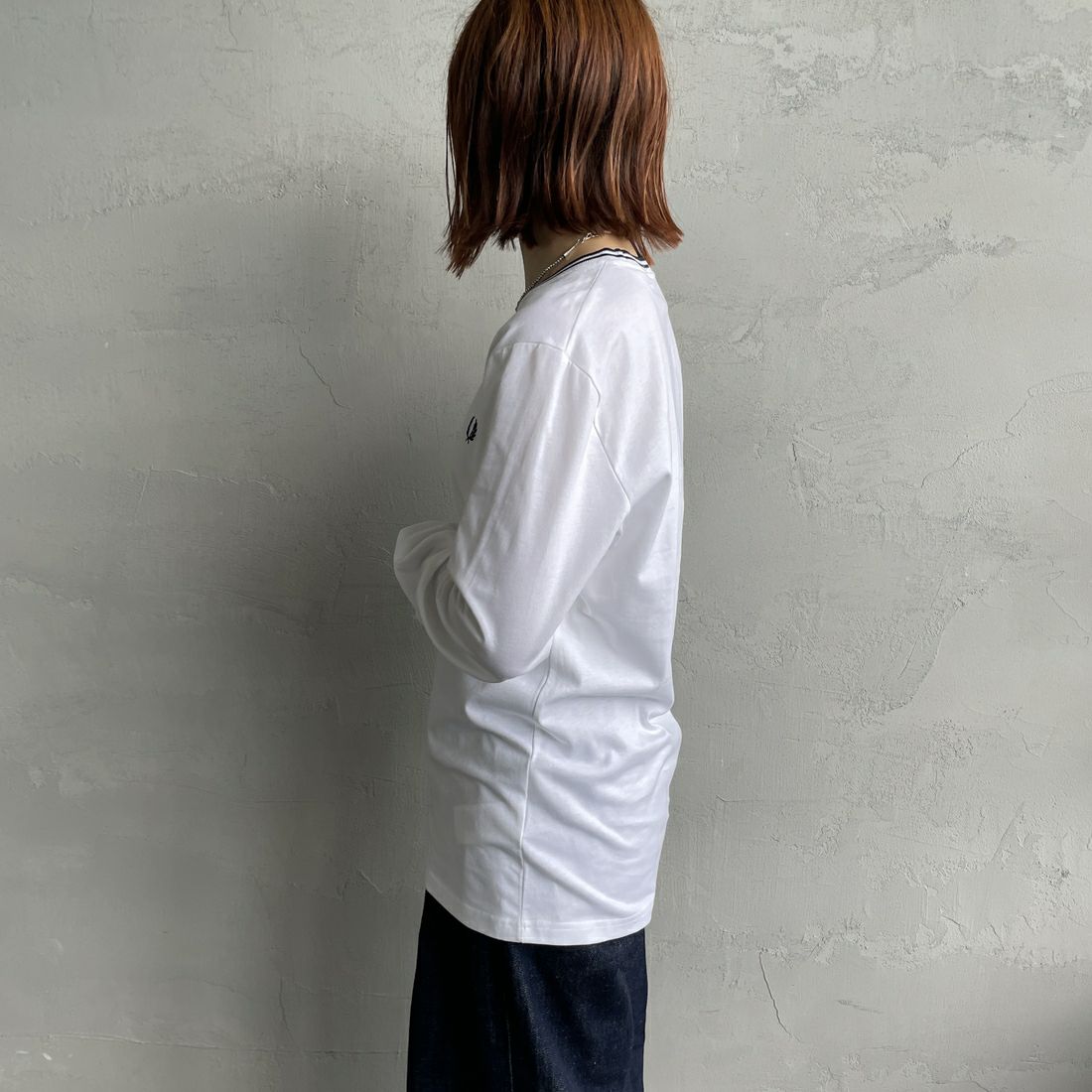 FRED PERRY [フレッドペリー] ティップライン ワンポイント刺繍Tシャツ [M9602] 100 WHITE &&モデル身長：158cm 着用サイズ：S&&