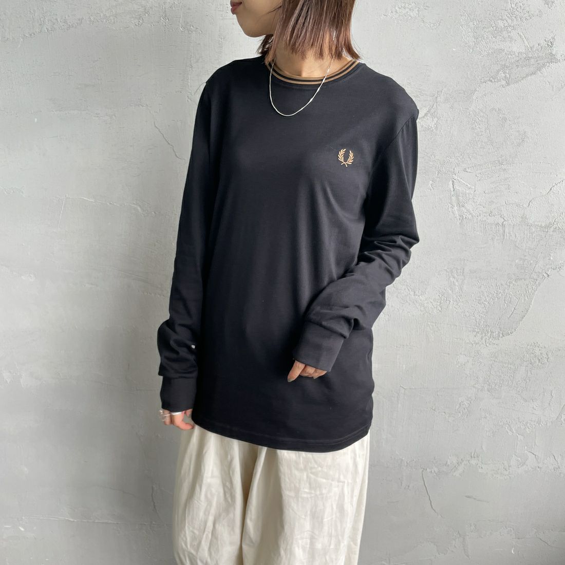 FRED PERRY [フレッドペリー] ティップライン ワンポイント刺繍Tシャツ [M9602] 184 BLACK &&モデル身長：159cm 着用サイズ：S&&