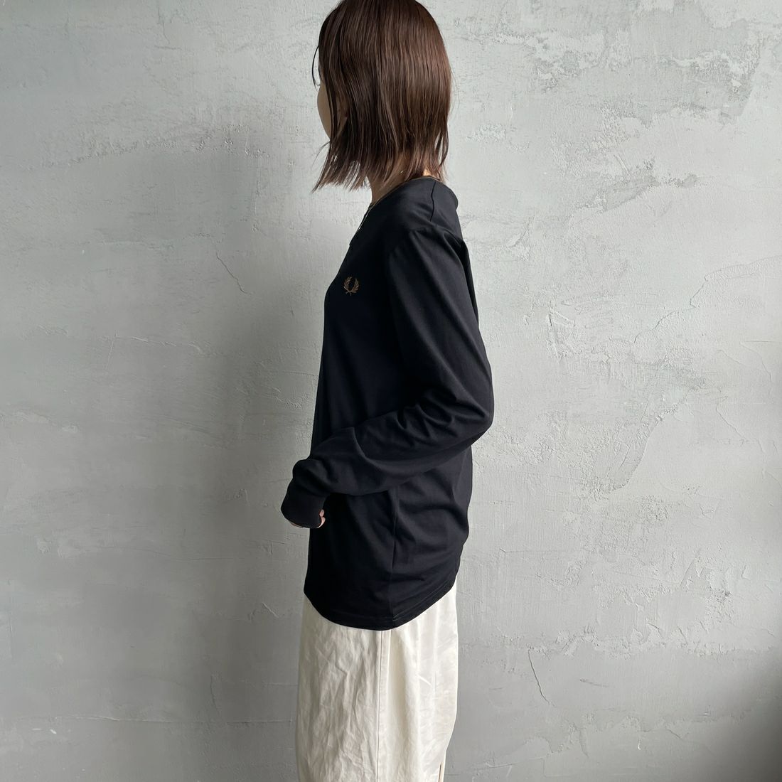 FRED PERRY [フレッドペリー] ティップライン ワンポイント刺繍Tシャツ [M9602] 184 BLACK &&モデル身長：159cm 着用サイズ：S&&