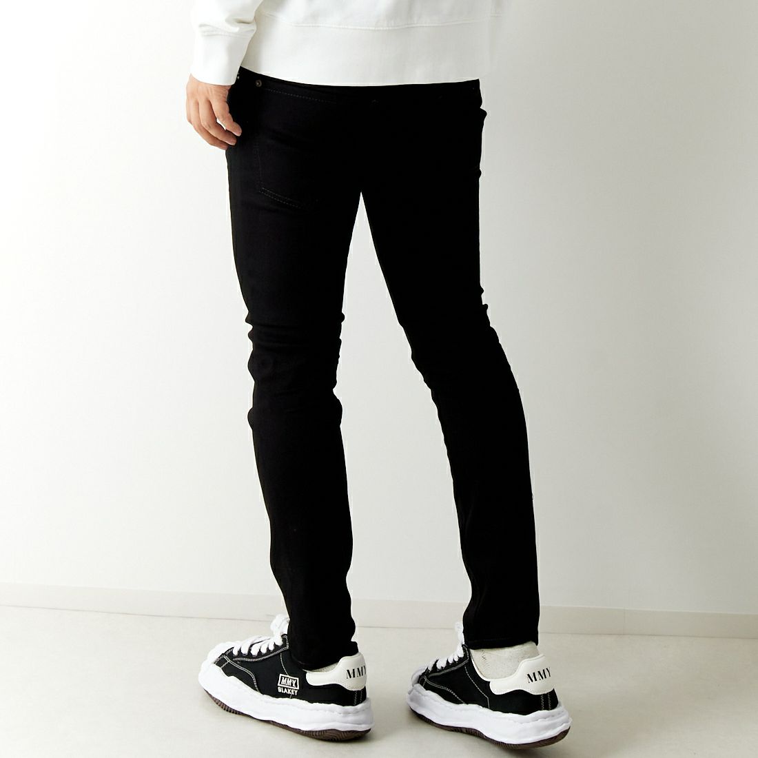 Dsquared2 [ディースクエアード] SKATERジーンズ [74LB1427-30564] 900 BLACK &&モデル身長：179cm 着用サイズ：46&&