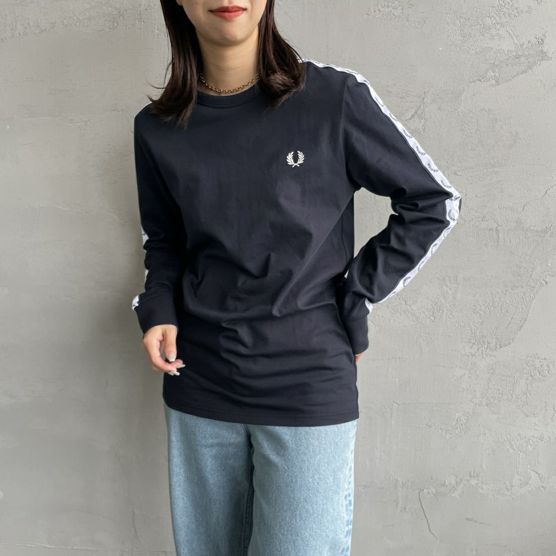 FRED PERRY [フレッドペリー] テープドロングスリーブTシャツ [M4621] 248 NAVY &&モデル身長：163cm 着用サイズ：S&&