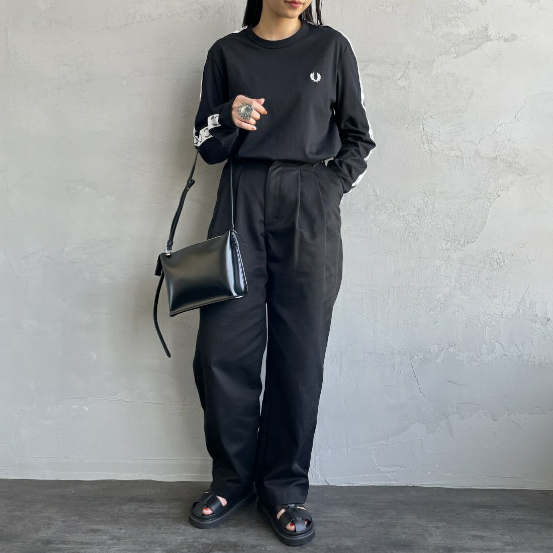 FRED PERRY [フレッドペリー] テープドロングスリーブTシャツ [M4621] 102 BLACK &&モデル身長：156cm 着用サイズ：S&&