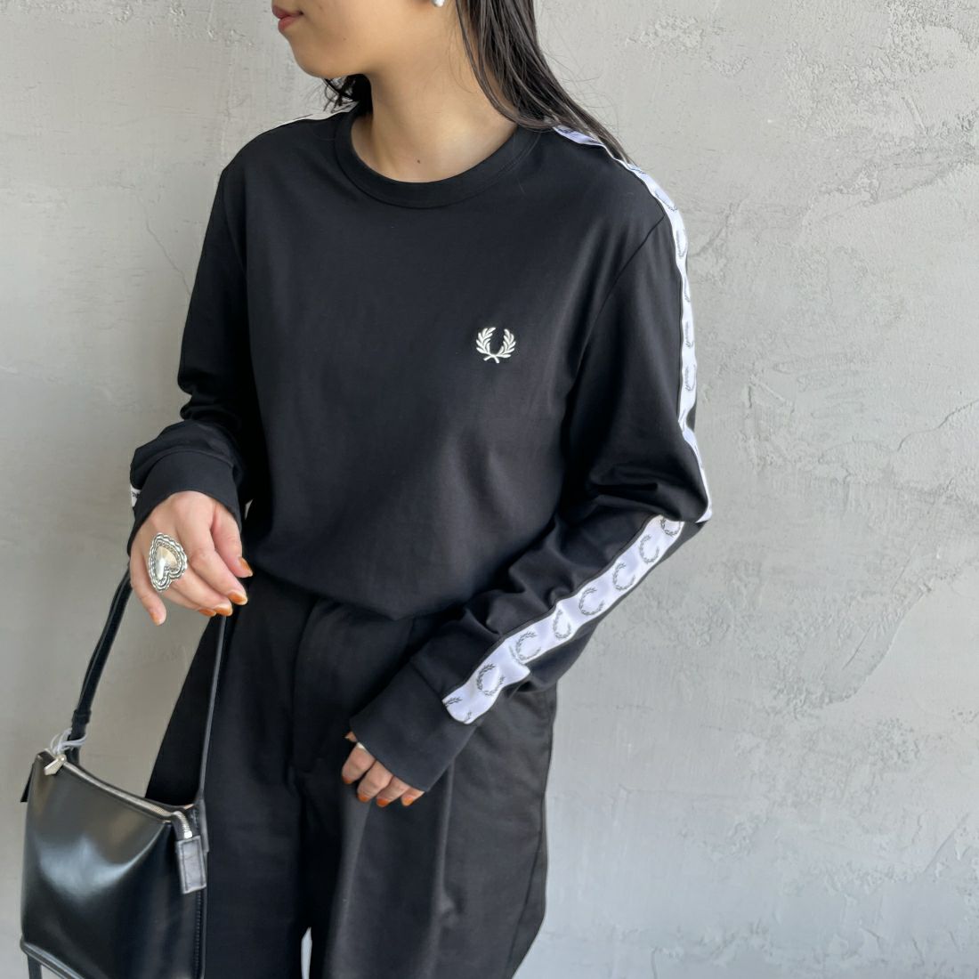 FRED PERRY [フレッドペリー] テープドロングスリーブTシャツ [M4621] 102 BLACK &&モデル身長：156cm 着用サイズ：S&&