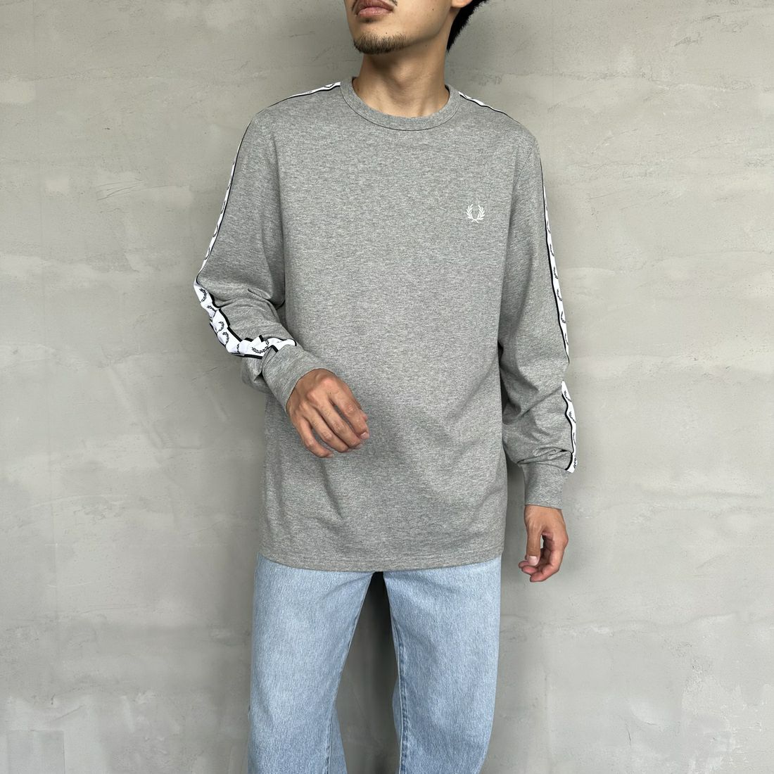 FRED PERRY [フレッドペリー] テープドロングスリーブTシャツ [M4621] 420 STEEL &&モデル身長：168cm 着用サイズ：M&&