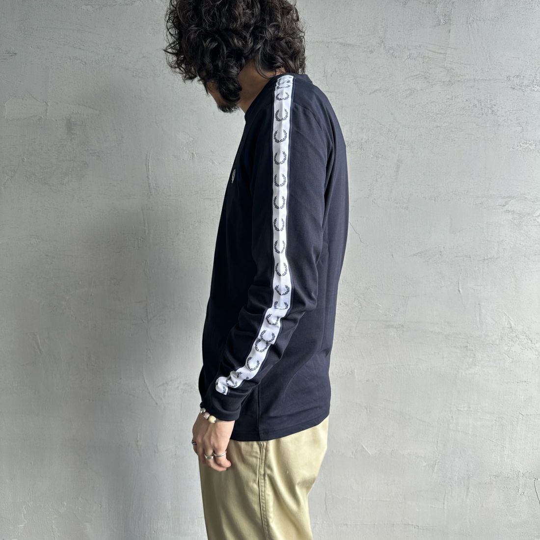 FRED PERRY [フレッドペリー] テープドロングスリーブTシャツ [M4621] 248 NAVY&&モデル身長：173cm 着用サイズ：M&&