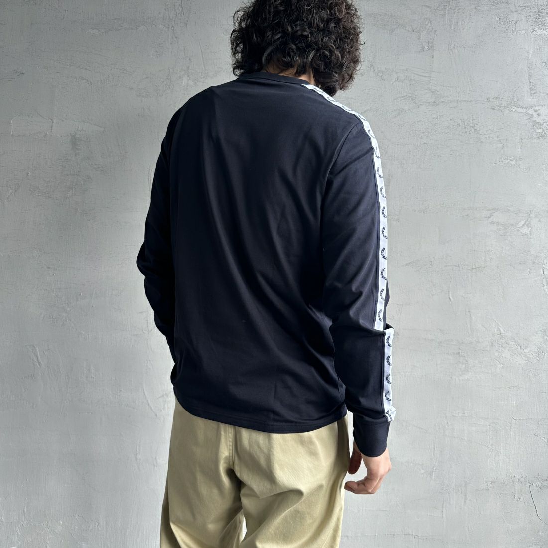 FRED PERRY [フレッドペリー] テープドロングスリーブTシャツ [M4621] 248 NAVY&&モデル身長：173cm 着用サイズ：M&&