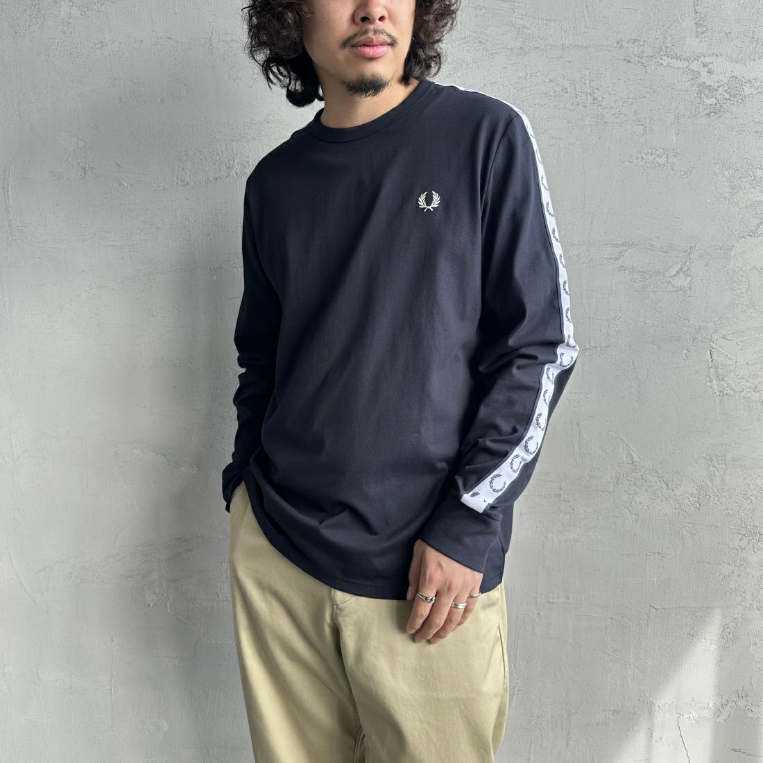 FRED PERRY [フレッドペリー] テープドロングスリーブTシャツ [M4621] 248 NAVY&&モデル身長：173cm 着用サイズ：L&&