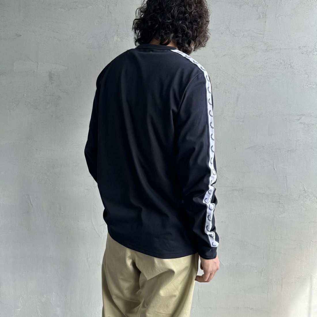 FRED PERRY [フレッドペリー] テープドロングスリーブTシャツ [M4621] 248 NAVY&&モデル身長：173cm 着用サイズ：L&&