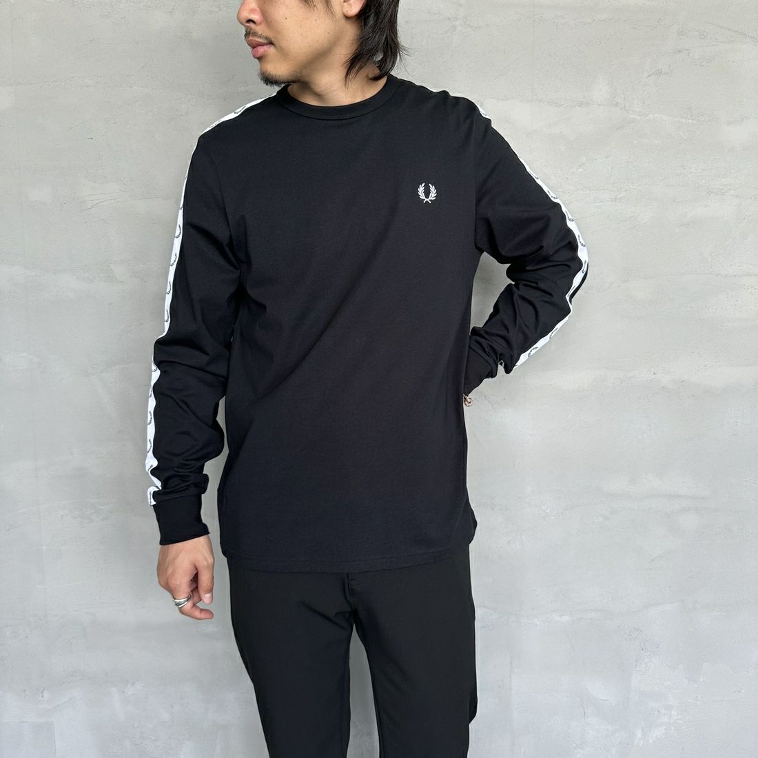 FRED PERRY [フレッドペリー] テープドロングスリーブTシャツ [M4621] 102 BLACK&&モデル身長：173cm 着用サイズ：M&&