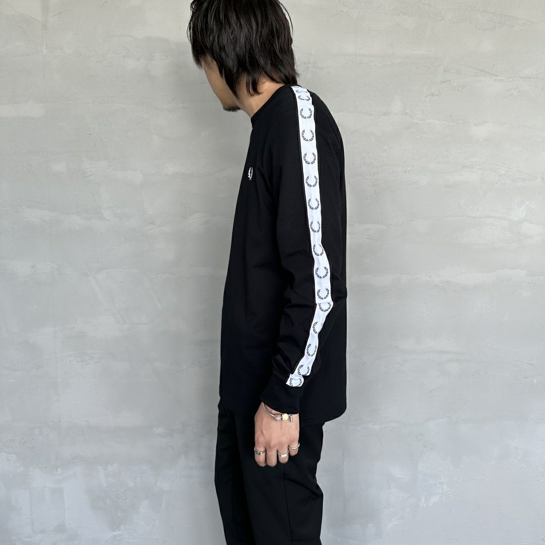 FRED PERRY [フレッドペリー] テープドロングスリーブTシャツ [M4621] 102 BLACK&&モデル身長：173cm 着用サイズ：M&&