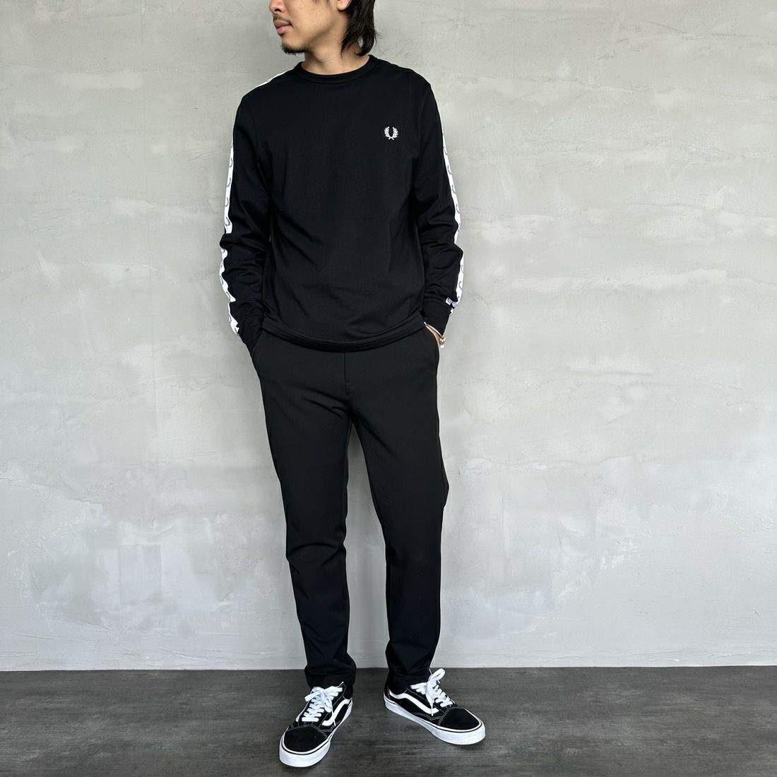 FRED PERRY [フレッドペリー] テープドロングスリーブTシャツ [M4621] 102 BLACK&&モデル身長：173cm 着用サイズ：M&&