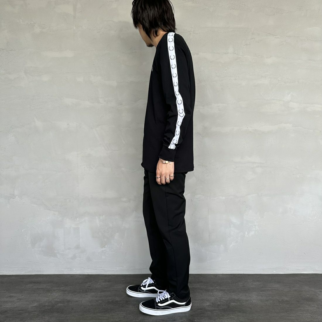 FRED PERRY [フレッドペリー] テープドロングスリーブTシャツ [M4621] 102 BLACK&&モデル身長：173cm 着用サイズ：M&&