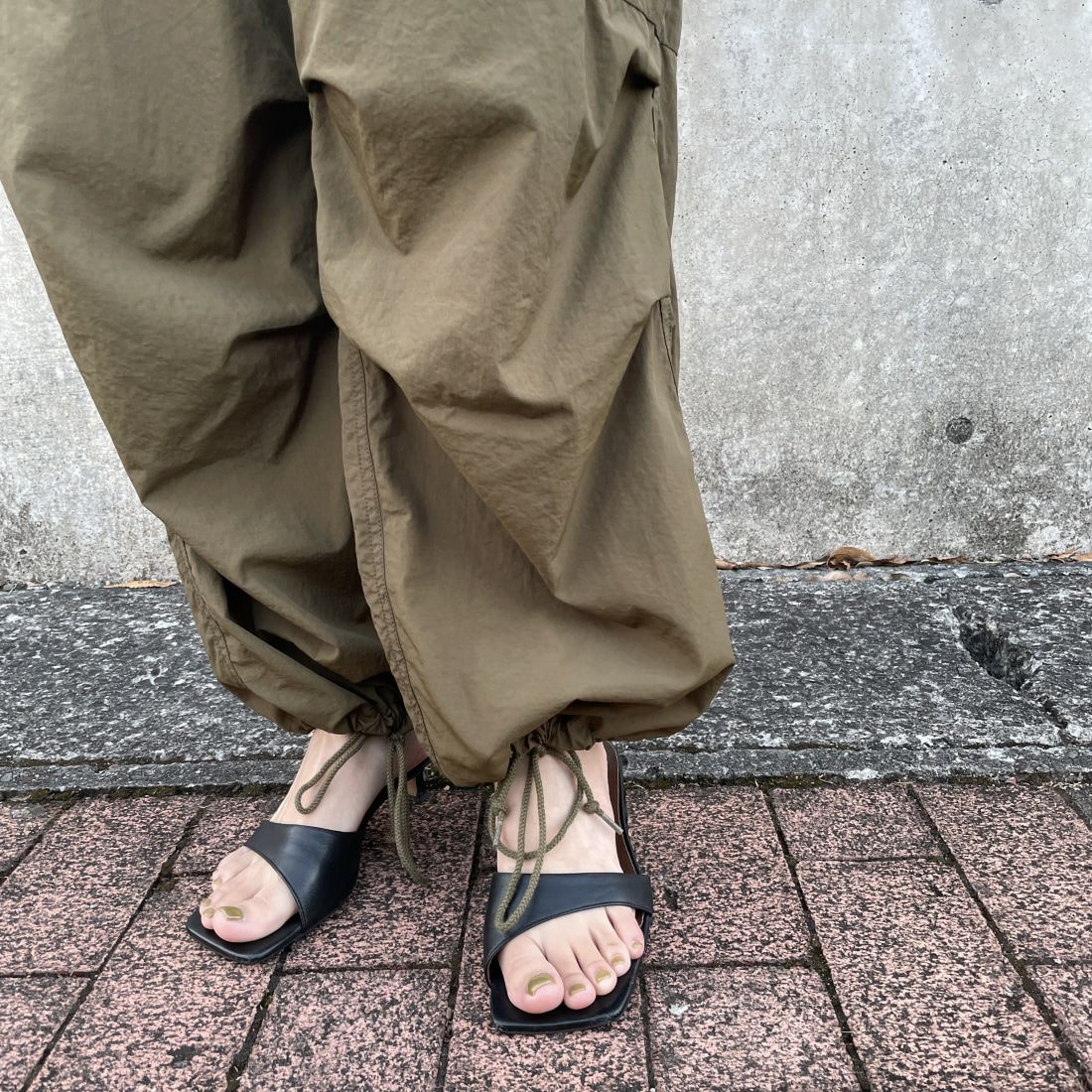 Jeans Factory Clothes [ジーンズファクトリークローズ] ナイロンバルーンカーゴパンツ [IN8-PT-4] KHAKI &&モデル身長：163cm 着用サイズ：M&&