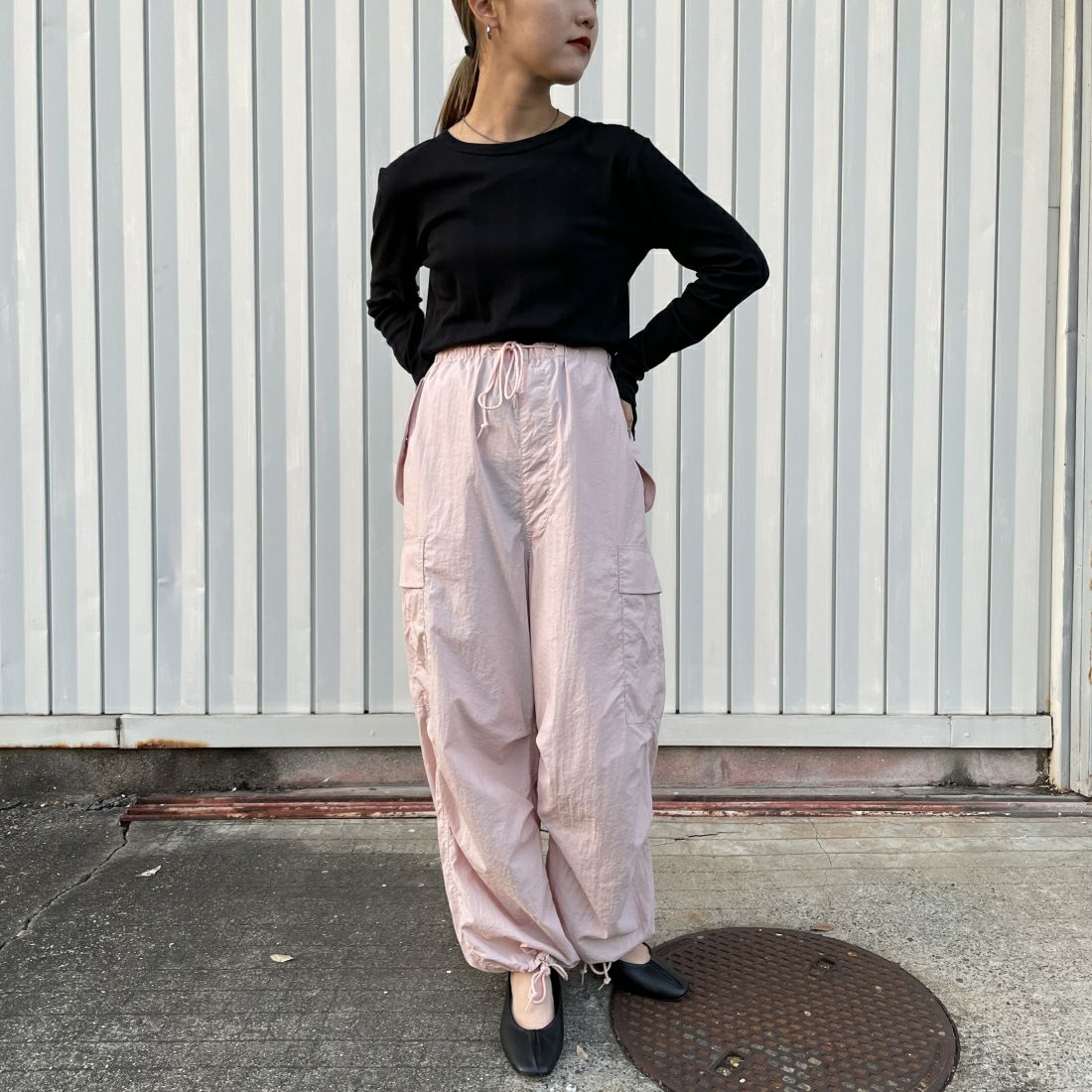 Jeans Factory Clothes [ジーンズファクトリークローズ] ナイロンバルーンカーゴパンツ [IN8-PT-4] PINK &&モデル身長：156cm 着用サイズ：M&&