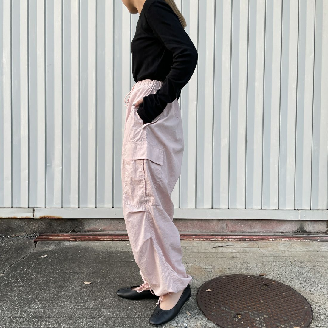 Jeans Factory Clothes [ジーンズファクトリークローズ] ナイロンバルーンカーゴパンツ [IN8-PT-4] PINK &&モデル身長：156cm 着用サイズ：M&&