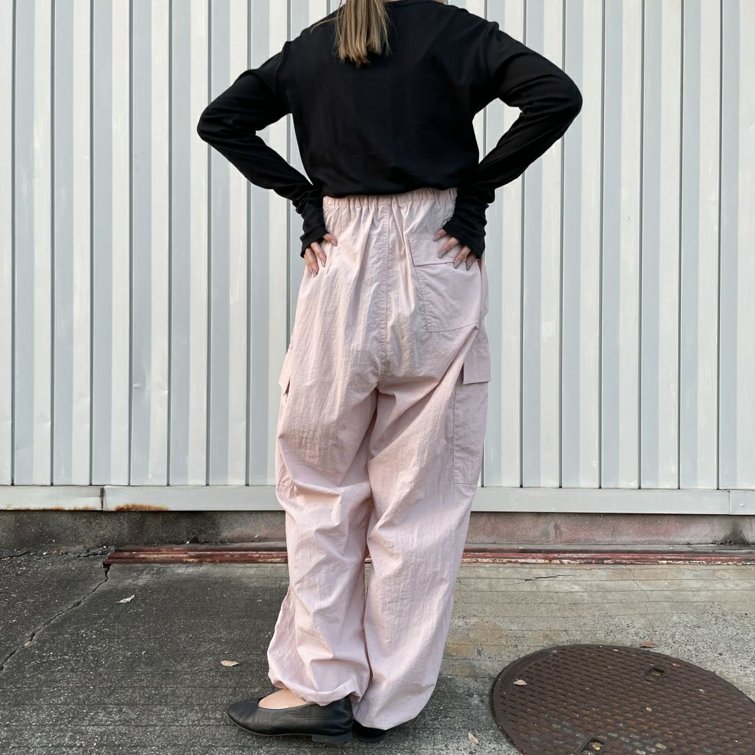 Jeans Factory Clothes [ジーンズファクトリークローズ] ナイロンバルーンカーゴパンツ [IN8-PT-4] PINK &&モデル身長：156cm 着用サイズ：M&&