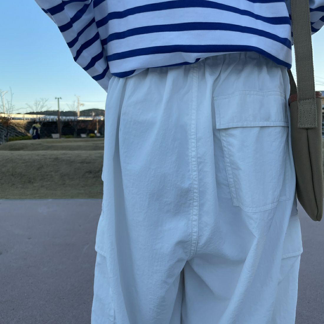 Jeans Factory Clothes [ジーンズファクトリークローズ] ナイロンバルーンカーゴパンツ [IN8-PT-4] WHITE &&モデル身長：156cm 着用サイズ：M&&