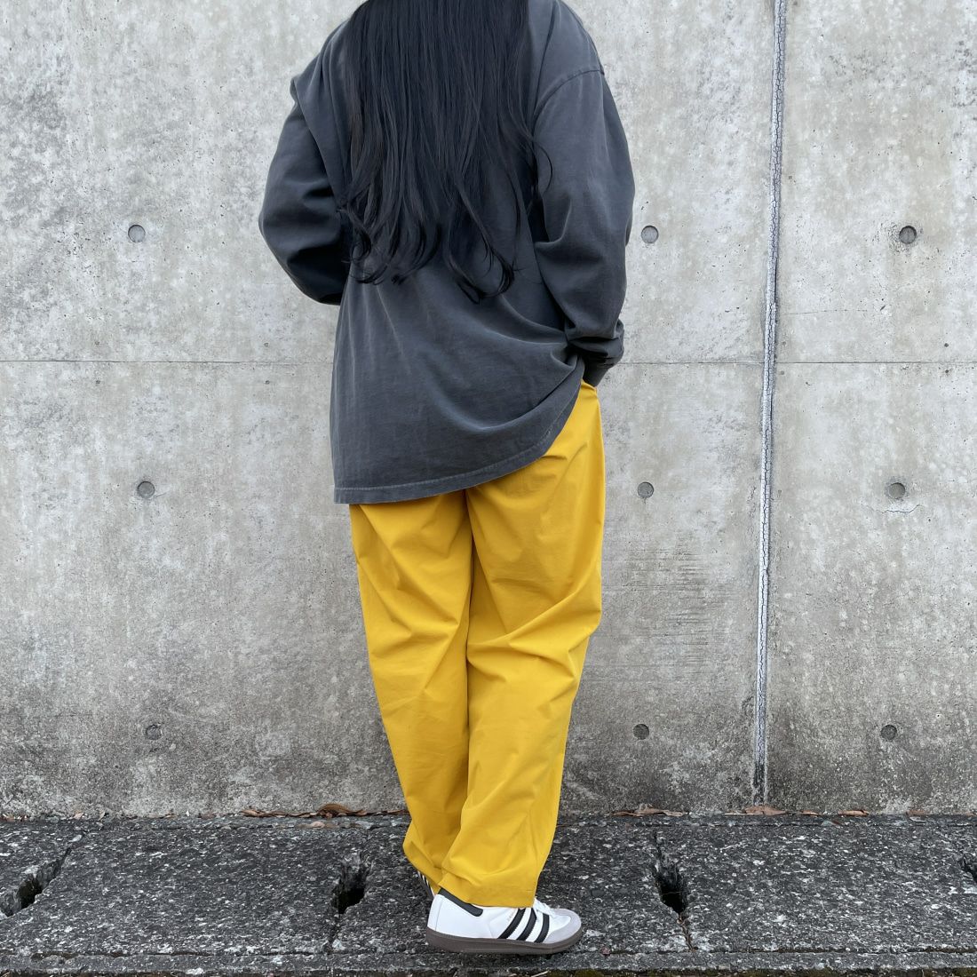 Jeans Factory Clothes [ジーンズファクトリークローズ] 7DAYSナイロンイージーパンツ [IN6-PT-4] YELLOW &&モデル身長：156cm 着用サイズ：F&&