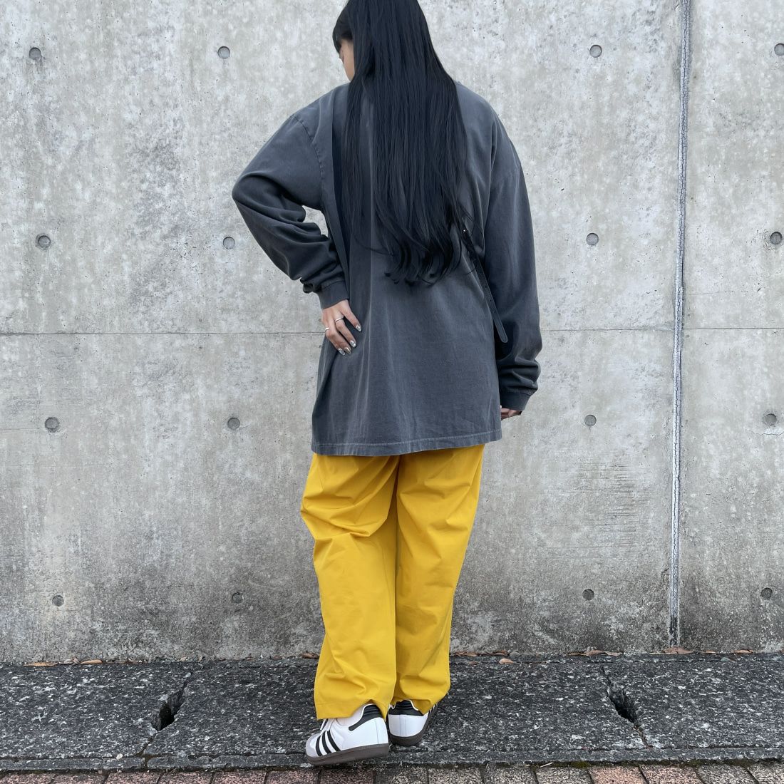 Jeans Factory Clothes [ジーンズファクトリークローズ] 7DAYSナイロンイージーパンツ [IN6-PT-4] YELLOW &&モデル身長：156cm 着用サイズ：F&&